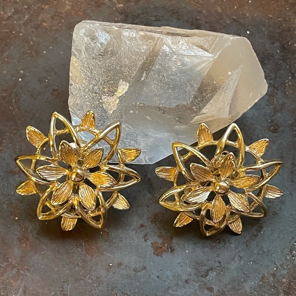 Vintage 60’s SARAH COV Flower Power Earrings / Sun Flower Clip on Earrings Gold - Picture 7 of 9